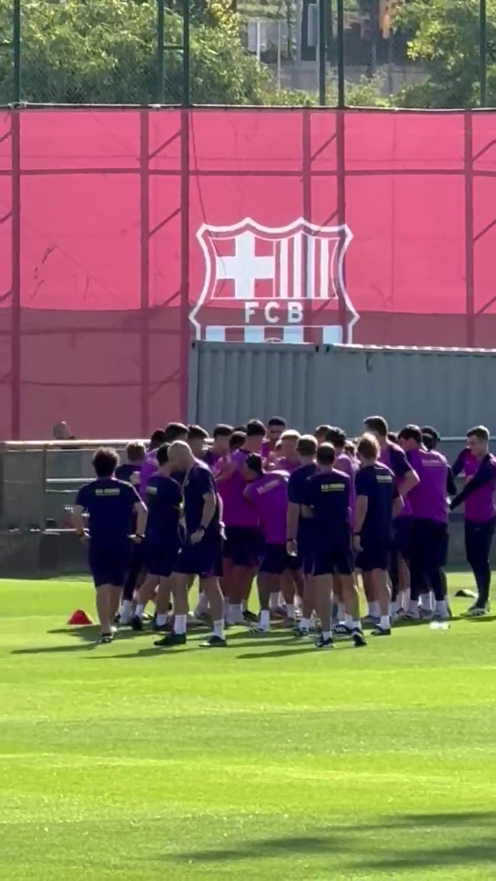 记者：莱万参加巴萨今日合练，将随队出征客场对阵莱万特的比赛