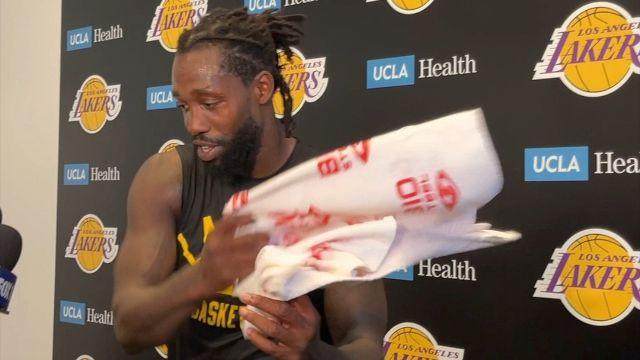 nba盘口-贝弗利参加湖人发布会，与韦少的互动让人暂时安心