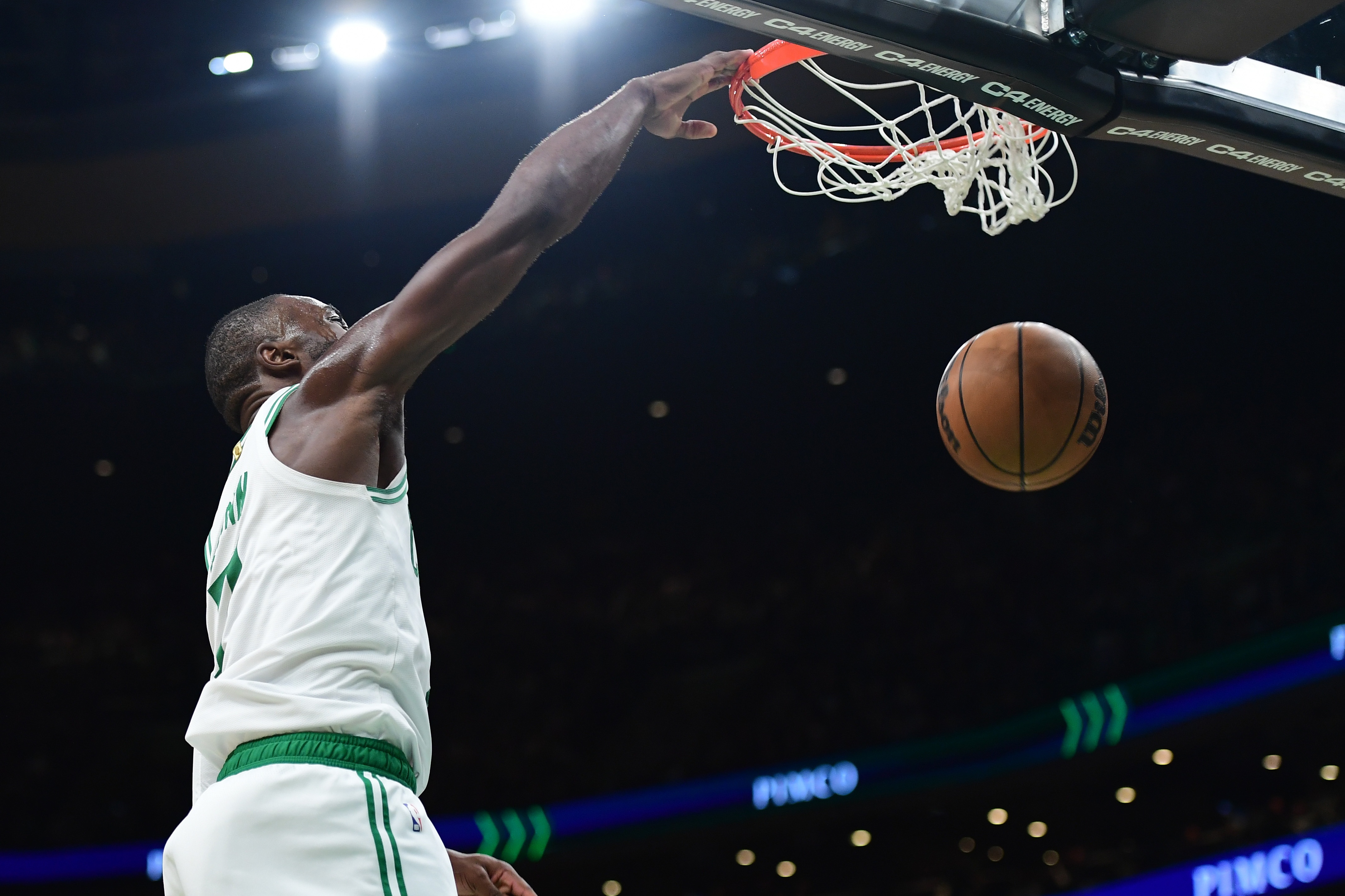 nba盘口-主裁:杰伦·布朗首T因不满判罚&说脏话 第二个T因主动接近裁判