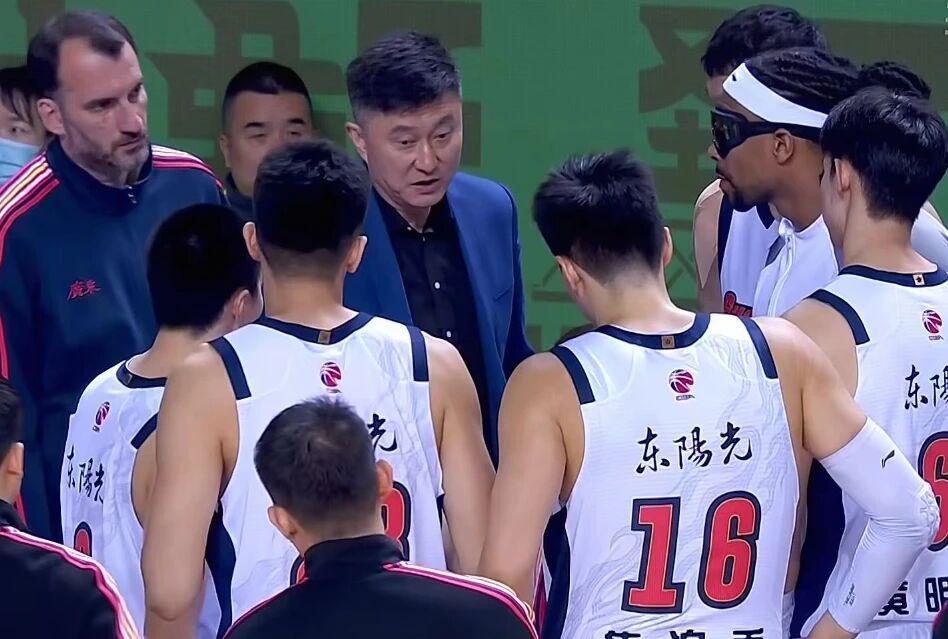 nba盘口-广东男篮被批又菜又爱玩，焦伯乔伤病确定，徐杰胡明轩状态复苏
